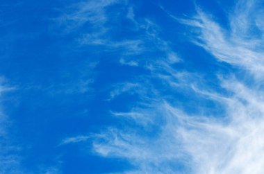 Mavi gökyüzünde beyaz bulutlar