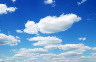 Mavi gökyüzündeki bulutlar