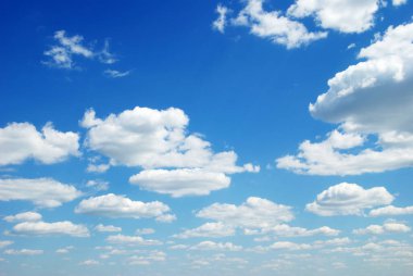 Mavi gökyüzündeki bulutlar