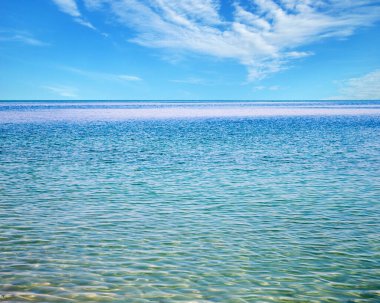 Güzel gökyüzü ve mavi deniz