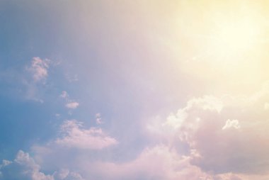 Mavi gökyüzündeki bulutlar