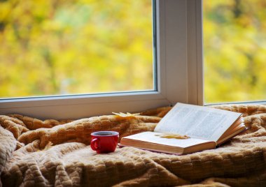 Arka planda sıcak kahve ve sonbahar doğası..