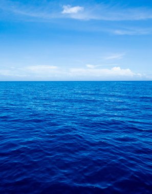 Güzel gökyüzü ve mavi deniz