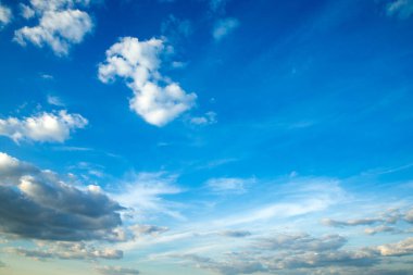 Beyaz bulutlu mavi gökyüzü