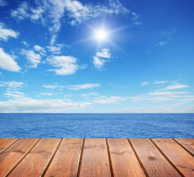  Deniz ve ahşap platform