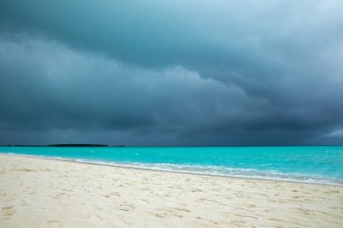 Okyanustaki kara bulutlar