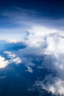 bulutlar. havada uçan bir uçağın penceresinden görüntülemek