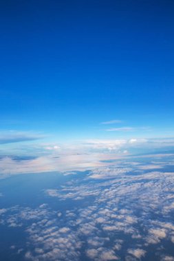 Bulutlar, uçak penceresinden bir görünüm