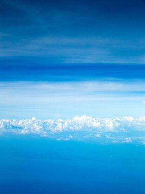 Mavi gökyüzündeki bulutlar