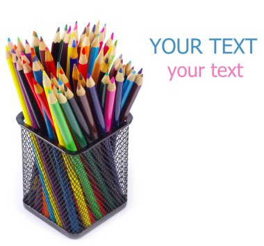 Beyaza izole edilmiş çeşitli renkli kalemler.