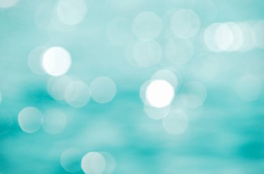 Deniz arka planındaki ışıklar. Dalgalar.