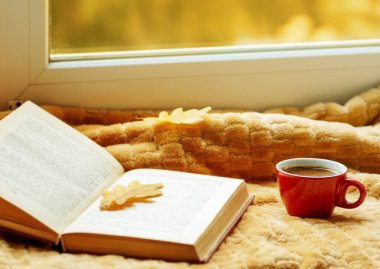 Arka planda sıcak kahve ve sonbahar doğası..