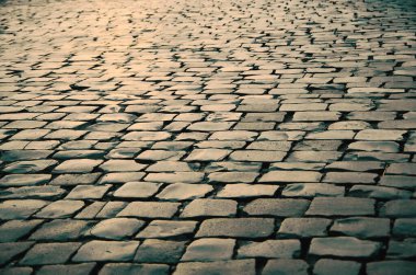 arka plan olarak Arnavut kaldırımlı yol