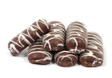 pilas de galletas sobre fondo blanco