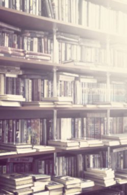 arka plan tasarımınız için Kütüphane içinde bulanık bookshelf