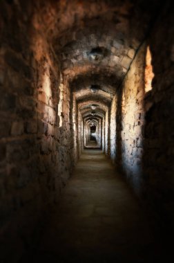 Yeraltı şarap mahzeninde terk edilmiş eski bir tünel