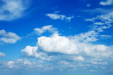 Mavi gökyüzünde beyaz bulutlar