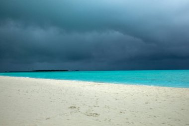 Okyanustaki kara bulutlar