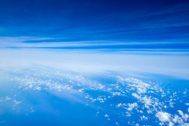 Bulutlar, uçak penceresinden bir görünüm