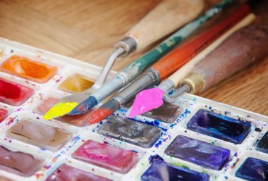 Fırça ve soyut boya