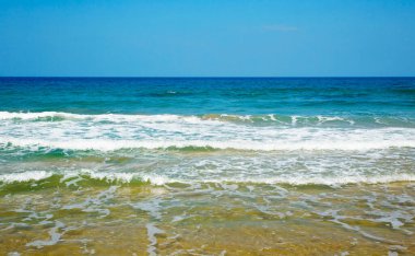 Güzel gökyüzü ve mavi deniz