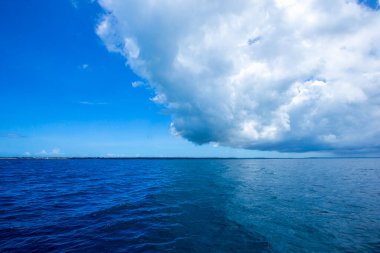 Güzel gökyüzü ve mavi deniz