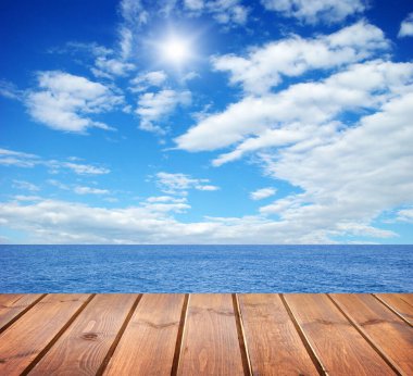  Deniz ve ahşap platform