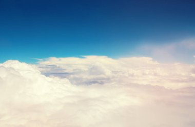 Mavi gökyüzündeki bulutlar