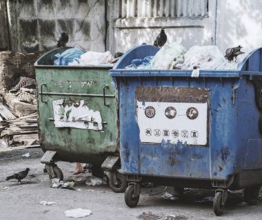 Dumpsters çöple dolu olmak