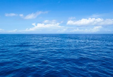 Güzel gökyüzü ve mavi deniz