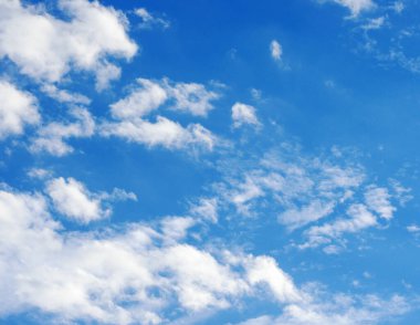 Mavi gökyüzünde beyaz bulutlar