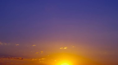 Gün batımında ya da gündoğumunda bulutlu güzel renkli dramatik gökyüzü.