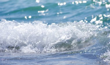 Kumlu sahilde yumuşak deniz dalgası. Arka plan.