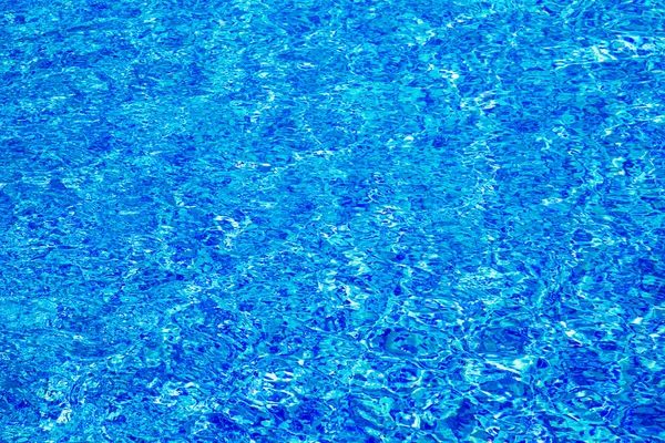 スイミング プールの水を波紋します — ストック写真