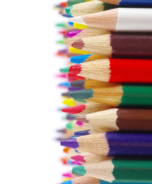 Beyaz Arka Plan Üzerinde Renkli Kalemler Yığını — Stok fotoğraf