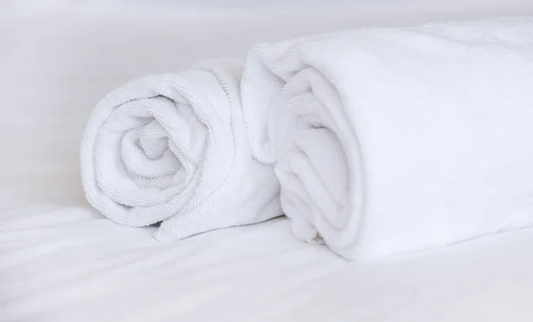 旅馆房间的床上有两张毛巾 — 图库照片
