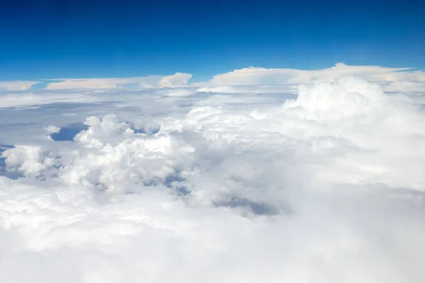 飛行機の窓からの眺め 空の背景 ストックフォト