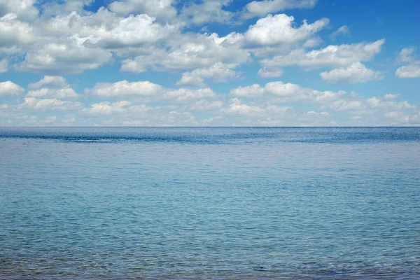 Prachtige Lucht Blauwe Zee Stockafbeelding