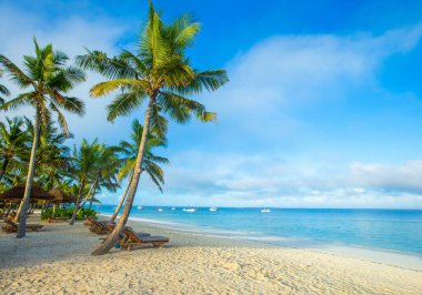 Güzel gökyüzü ve mavi deniz