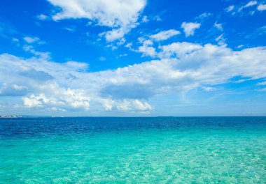 Güzel gökyüzü ve mavi deniz