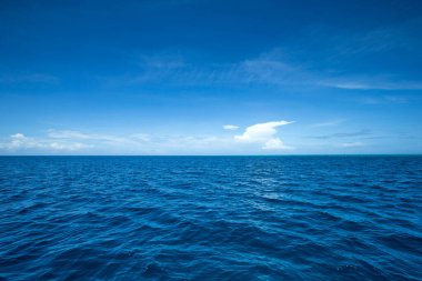 Güzel gökyüzü ve mavi deniz. Tropik plaj 