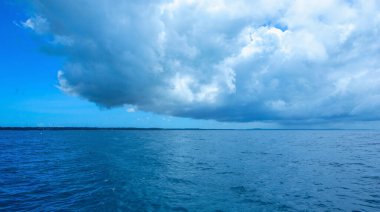 Güzel gökyüzü ve mavi deniz