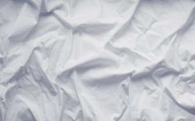 Yatak odasındaki beyaz yastıklar beyaz yatakta. Otel servisi.