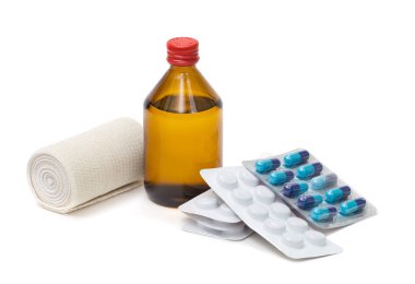 Beyaz arka planda ilaçlı haplar.