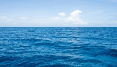 Güzel gökyüzü ve mavi deniz