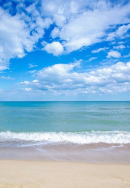 Güzel gökyüzü ve mavi deniz