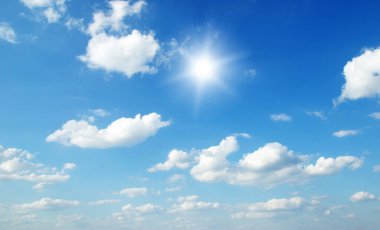 Mavi gökyüzünde beyaz bulutlar