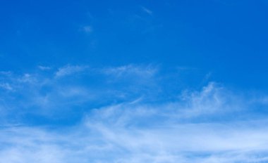 Mavi gökyüzünde beyaz bulutlar