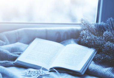 Sıcak kış natürmortu: açık kitap.