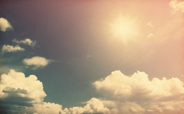 Mavi gökyüzünde güneş.